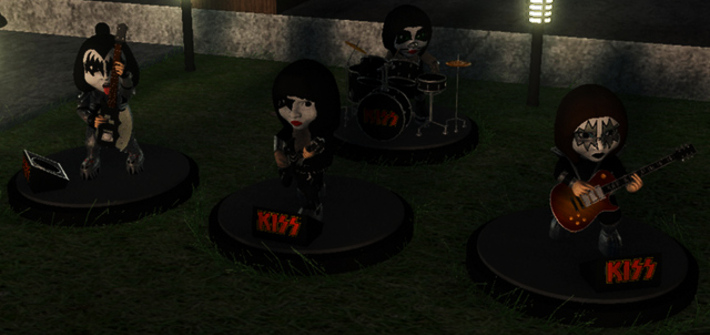 Kiss garden gnomes